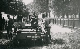 F010192 Militaire oefening op de Zandberg in IJsselmuiden, de Lynx (tank).