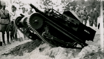 F010193 Een militaire oefening op de Zandberg in IJsselmuiden, eren topprestatie van de Panter (tank).