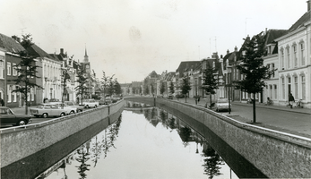 F010268 Temidden van de Burgwal (links) en Vloeddijk (rechts) loopt de stadsgracht de Burgel door de stad.