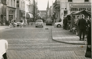 F010278 Oudestraat en Plantage in jan. 1963, op de hoek de Raifeisenbank (Poort van Kleef), er werd toen nog met de ...