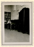 F010282 Leeszaal in het Gotische huis, met vrouw achter leestafel.Op 9 februari 1921 is de openbare leeszaal geopend.De ...