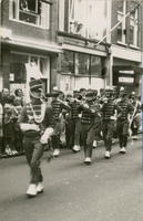 F010303 Kamper Trompetterkorps op de Oudestraat in 1967 met de nieuwe uniformen.