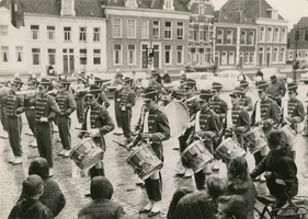 F010304 Kamper Trompetterkorps op de Burgwal/Nieuwe Markt in 1967 met de nieuwe uniformen.
