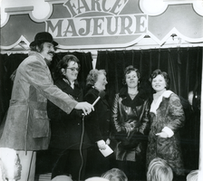 F010330 tv-programma Farce Majeur met presentator Ted de Braak met een viertal Kamper dames op de Plantage in 1971.