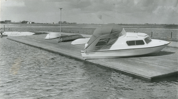 F010332 De eerste boten zijn gearriveerd bij jachthaven Roggebotsluis.
