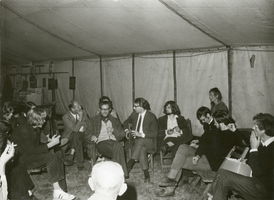 F010337 Discussieavond in een tent tijdens de Vredesweek in 1971.