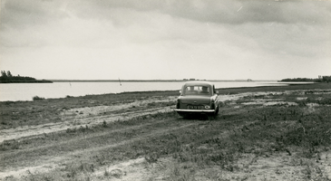 F010349 Auto op een Veluwemeerstrand, oostelijk Flevoland 1965.