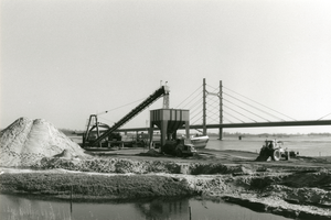 F010395 Zandaanvoer bij de Molenbrug aan de IJssel.