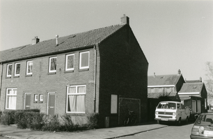 F010398 Hoekhuis aan de Galléstraat, leeg voor de afbraak.