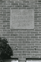 F010399 Gevelsteen Bouw Vereniging Eenvoud 1949, in één der huizen aan de Galléstraat voor de afbraak.