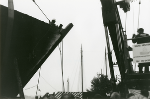 F010407 De te waterlating van de Kogge, de touwen worden vastgemaakt voor het hijsen van het schip.