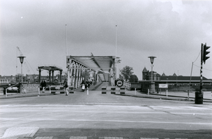 F010452 De IJsselbrug aan de Kamperzijde, links de noodbrug, rechts aan de overkant het NS station.