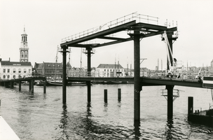F010457 De noodbrug over de IJssel in aanbouw.