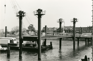 F010459 De noodbrug over de IJssel in aanbouw.