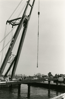 F010461 De noodbrug over de IJssel in aanbouw, er komen pontons en grote hijskranen aan te pas.