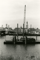 F010468 Noodbrug over de IJssel in aanbouw, er wordt vanaf pontons gewerkt.