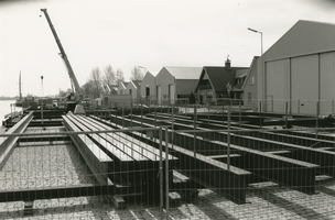 F010501 De nieuwe verhoogde en verstevigde kade aan de Loswal op het industrieterrein de Greente .