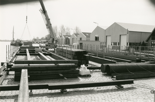 F010502 De nieuwe verhoogde en verstevigde kade aan de Loswal op het industrieterrein de Greente .