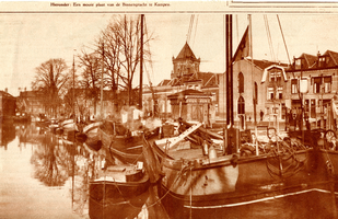 F010622 Een mooie plaat van de Burgel met oude zeilschepen in 1933 ter hoogte van de Oud Gereformeerde kerk aan de Burgwal.