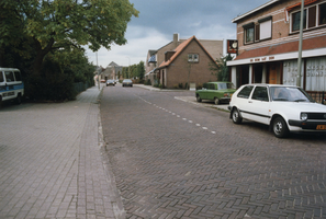F010681 IJsselmuiden, Dorpsweg 1986, rechts de Bombardon en de Slenkstraat.