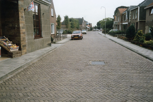 F010683 IJsselmuiden, Dorpsweg met links de groentewinkel van v.d. Belt.