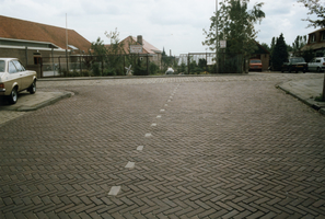 F010684 IJsselmuiden, hoek Hogehuisstraat met de Dorpsweg, links de hervormde lagere school.