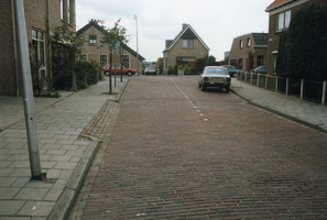 F010685 IJsselmuiden, hoek Veenstraat met de Dorpsweg, links op de hoek slagerij Roeland.