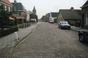 F010686 IJsselmuiden, Dorpsweg met links de Veenstraat, op de hoek slagerij Roeland.