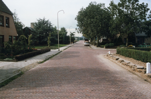 F010689 IJsselmuiden, Dorpsweg met rechts de van Diggelenweg.