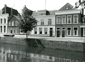 F010748 Vloeddijk, met o.a. de nrs. 130 en 131, gezien vanaf de Burgwal.