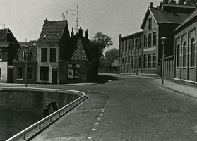 F010749 Rechts de oude gasfabriek aan het Bolwerk, links de Vloeddijk.