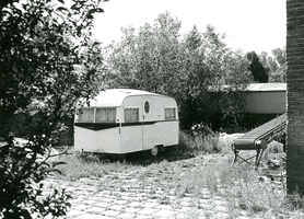 F010760 Caravan op een binnenplaats (Bongerd?).