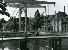 F010766 Kalverhekkenbrug met daarachter de Vloeddijk.