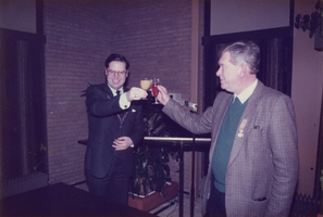 F011657 Een toost na de uitreiking van de Koningklijke onderscheiding aan de hr. F.J. Draaijer door burgemeester E. van ...