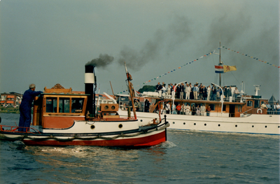 F011696 Een hele kleine sleepboot passeert het voormalig Koninklijk Jacht Piet Hein , het schip was het Nationale ...