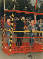 F011943 Afscheid burgemeester E. v. Voorden in de Oosterholthoeve te IJsselmuiden.Hier wordt dhr. (onkend, moet ...