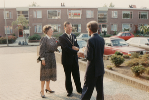 F011949 Afscheid burgemeester E. v. Voorden in de Oosterholthoeve te IJsselmuiden.Dhr. en mevr. van Voorden worden ...