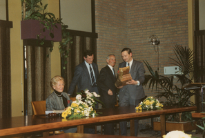 F011956 Afscheid waarnemend burgemeester Mr. L.A. van Splunder van het gemeentepersoneel.v.l.n.r. mevr. Splunder, N.N. ...