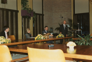F011957 Afscheid waarnemend burgemeester Mr. L.A. van Splunder van het gemeentepersoneel.v.l.n.r. A. van der Maat, ...