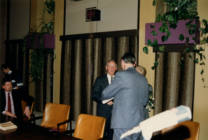 F011961 Afscheid waarnemend burgemeester Mr. L.A. van Splunder van het gemeentepersoneel.Dhr. Plunder wordt ...
