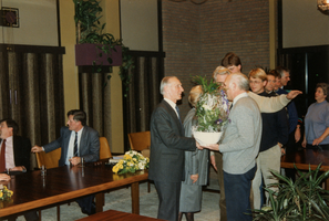 F011962 Afscheid waarnemend burgemeester Mr. L.A. van Splunder van het gemeentepersoneel.Dhr. Plunder wordt ...