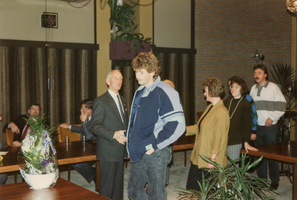 F011963 Afscheid waarnemend burgemeester Mr. L.A. van Splunder van het gemeentepersoneel.Dhr. Plunder wordt ...