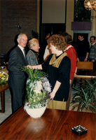 F011964 Afscheid waarnemend burgemeester Mr. L.A. van Splunder van het gemeentepersoneel.Dhr. Plunder wordt ...