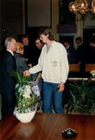 F011965 Afscheid waarnemend burgemeester Mr. L.A. van Splunder van het gemeentepersoneel.Dhr. Plunder wordt ...