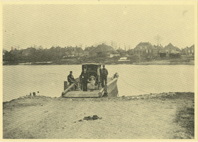 F012094 Grafhorster Veer rond 1900 gezien vanaf het Kamper-eiland. Naast het dokterkoetsje veerbaas Bestevaer , dit ...