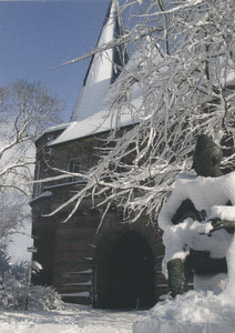 F012768 Winter in het plantsoen, de Cellebroederspoort en de paljas in de sneeuw. De poort wordt officieel genoemd na ...