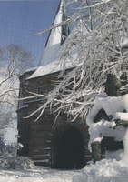 F012768 Winter in het plantsoen, de Cellebroederspoort en de paljas in de sneeuw. De poort wordt officieel genoemd na ...