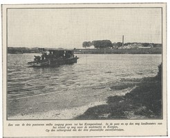 F012878 Een van de drie pontveren welke toegang geven tot het Kampereiland. In de pont en op de weg landbouwers van het ...