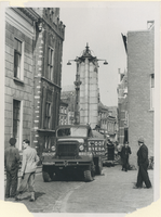 F012879 Op 28 aug 1953 werd de gedenkzuil verplaatst van de Nieuwe Markt naar de Dam (omgeving 3e ...