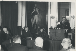 F012887 Burgemeester H. Oldenhof (met steek) en Minister President Hendrik Colijn (met bolhoed) op de IJsselkade.